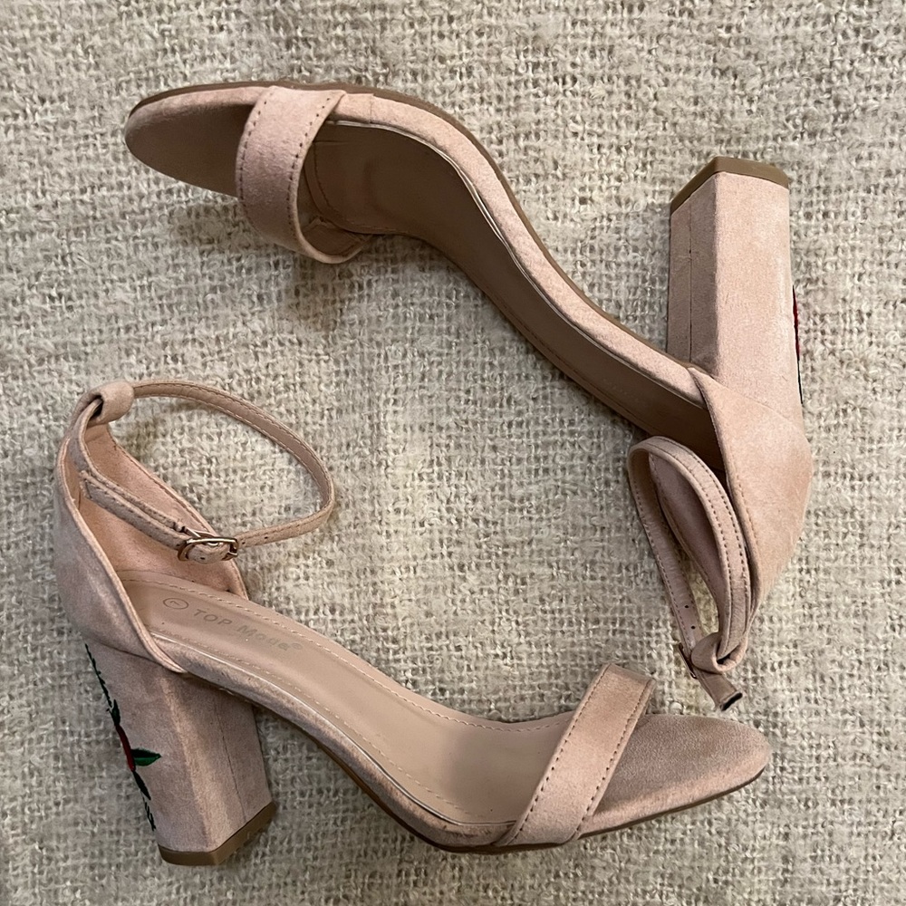 Top Moda blush pink rose embroidered block heels size 7